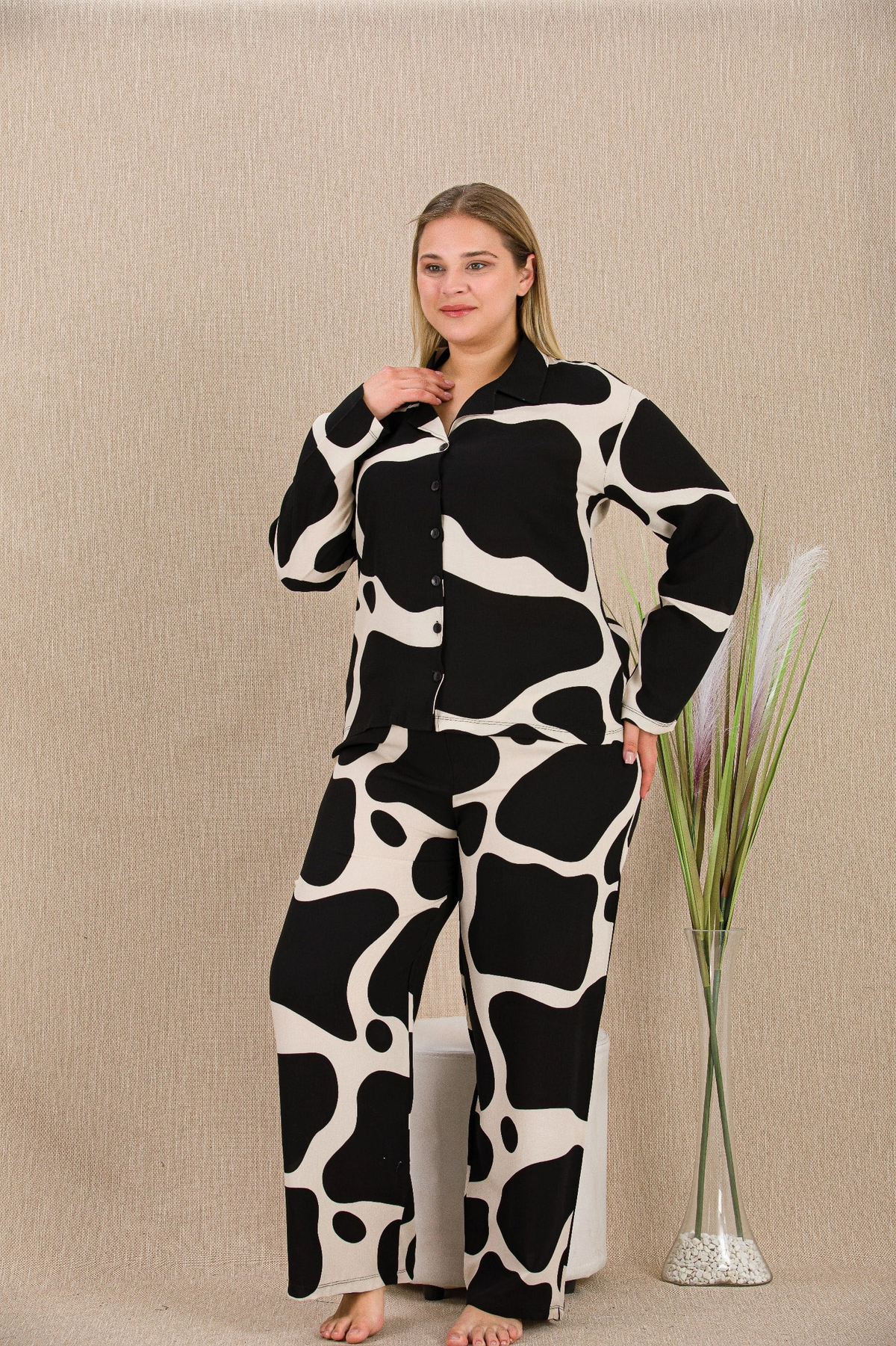 Büyük Beden Beyaz Desenli Düğmeli Uzun Kol Viskon Pijama Takımı - Siyah - KLBN31184