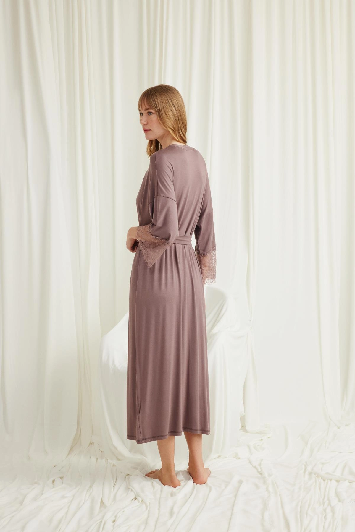 Dekolteli Yakası ve Kolu Dantelli Sabahlık Seti - KLBN29099