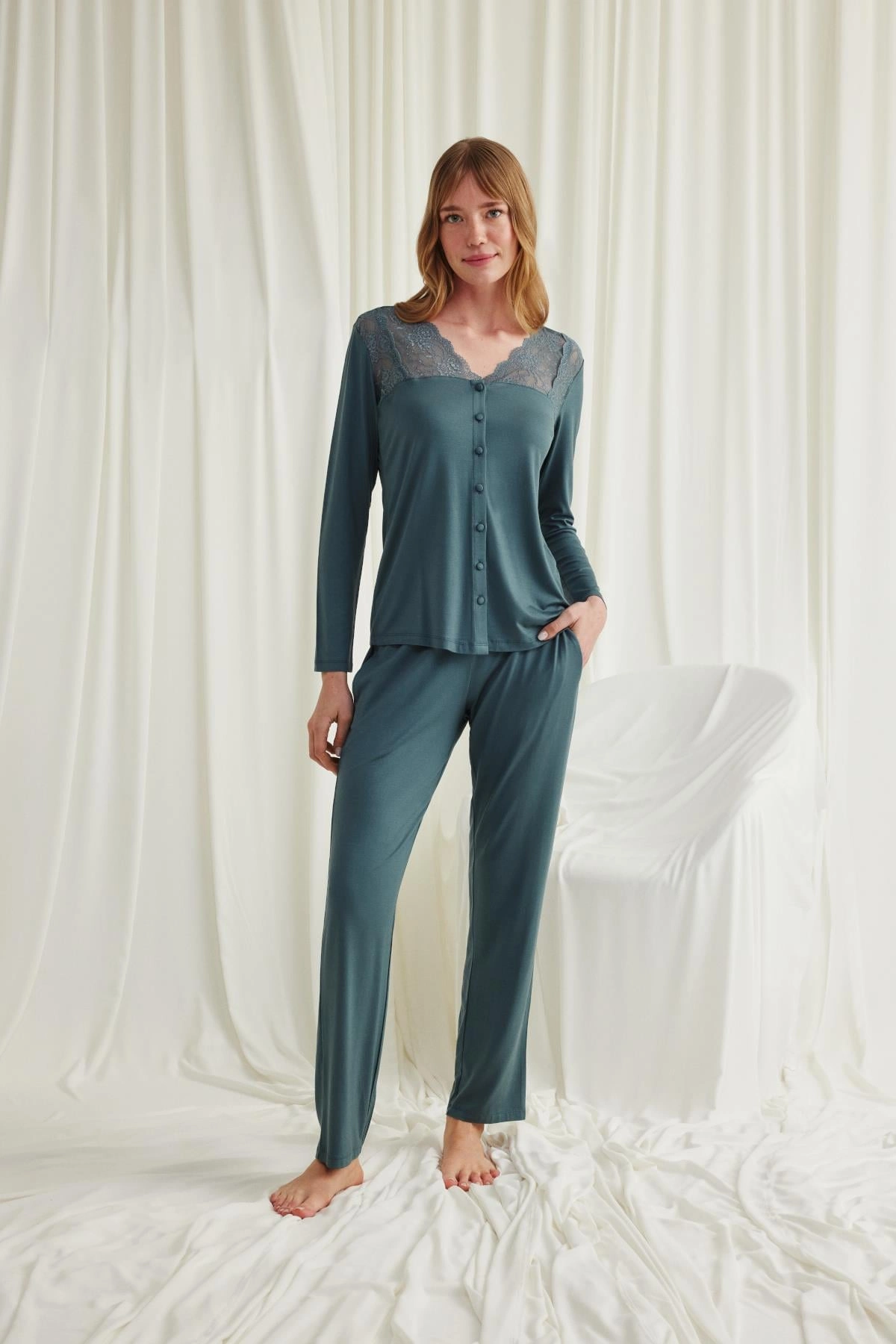 Yakası Omzu ve Paçası Dantelli Boydan Düğmeli Pijama Takımı - KLBN29086