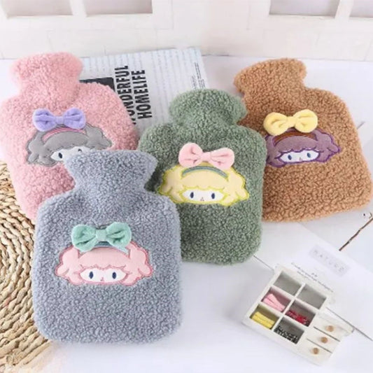 1 Litre Polar Peluş Örgülü,Kurdeleli Saçlı Kız Model Sıcak Su Torbası (4887)