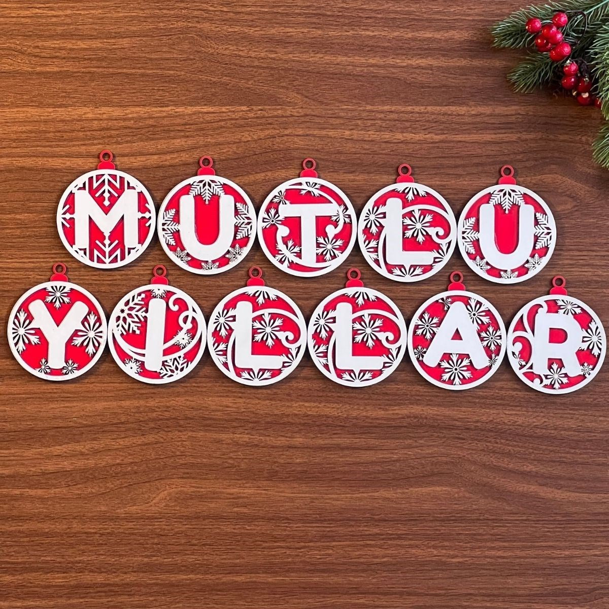 11 Harfli Kırmızı Beyaz İpli MUTLU YILLAR Yazılı Ahşap Yılbaşı Ağaç Süsü (4887)