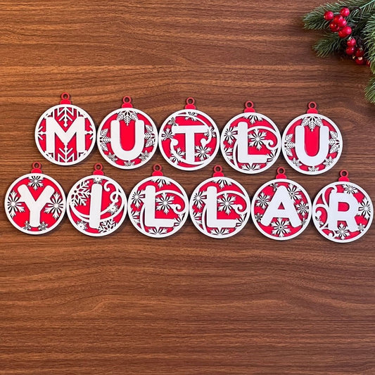 11 Harfli Kırmızı Beyaz İpli MUTLU YILLAR Yazılı Ahşap Yılbaşı Ağaç Süsü (4887)