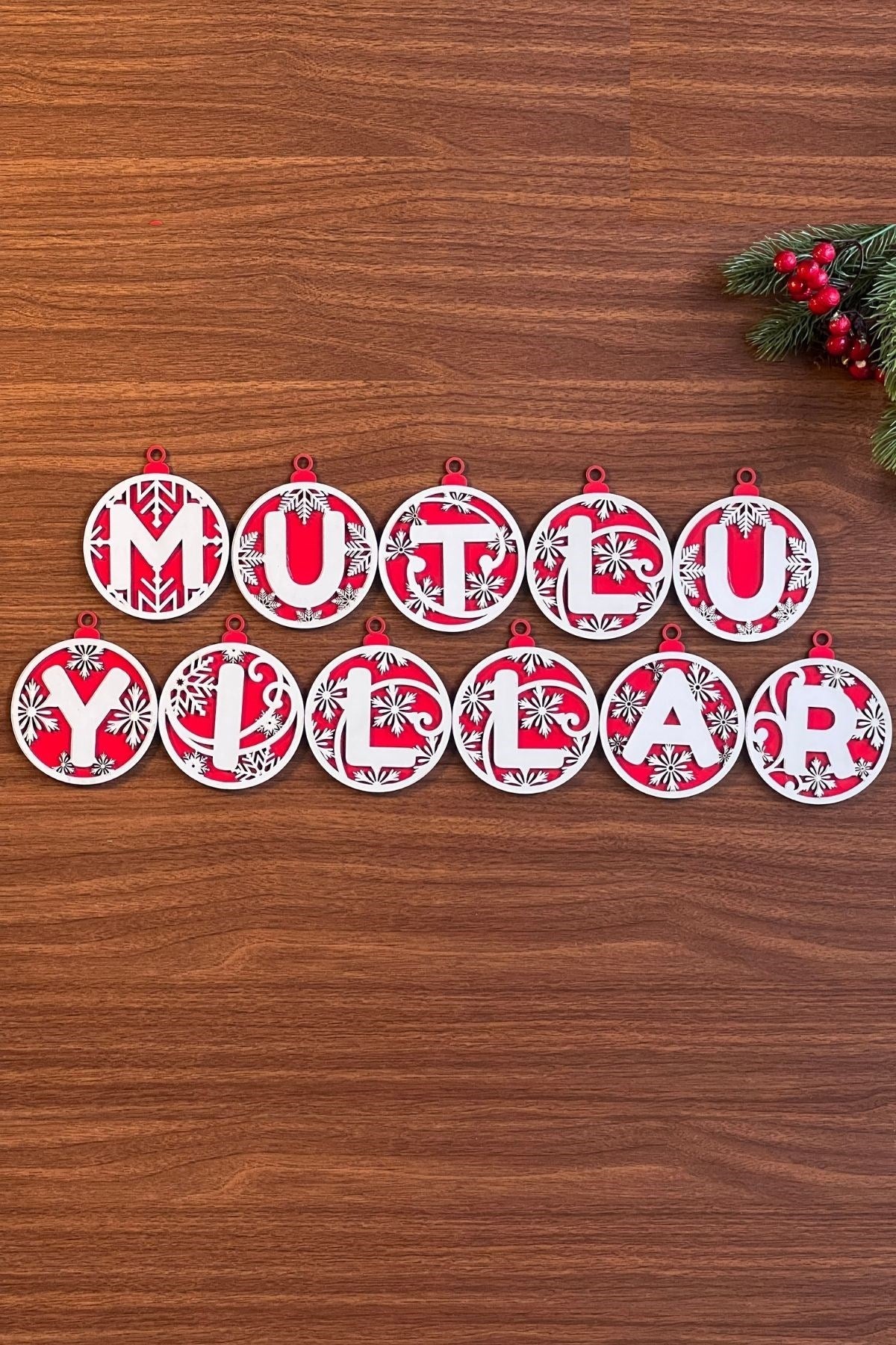 11 Harfli Kırmızı Beyaz İpli MUTLU YILLAR Yazılı Ahşap Yılbaşı Ağaç Süsü (4887)