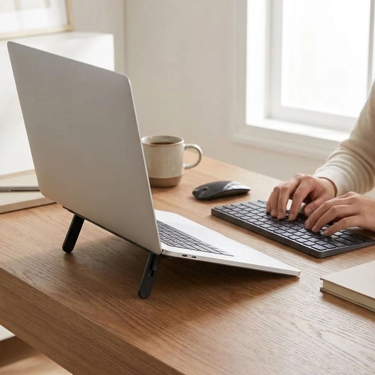 2 Kademeli Katlanabilir Laptop Standı – Kendiliğinden Güçlü Yapışkanlı, Ergonomik Tablet Yükseltici (4887)