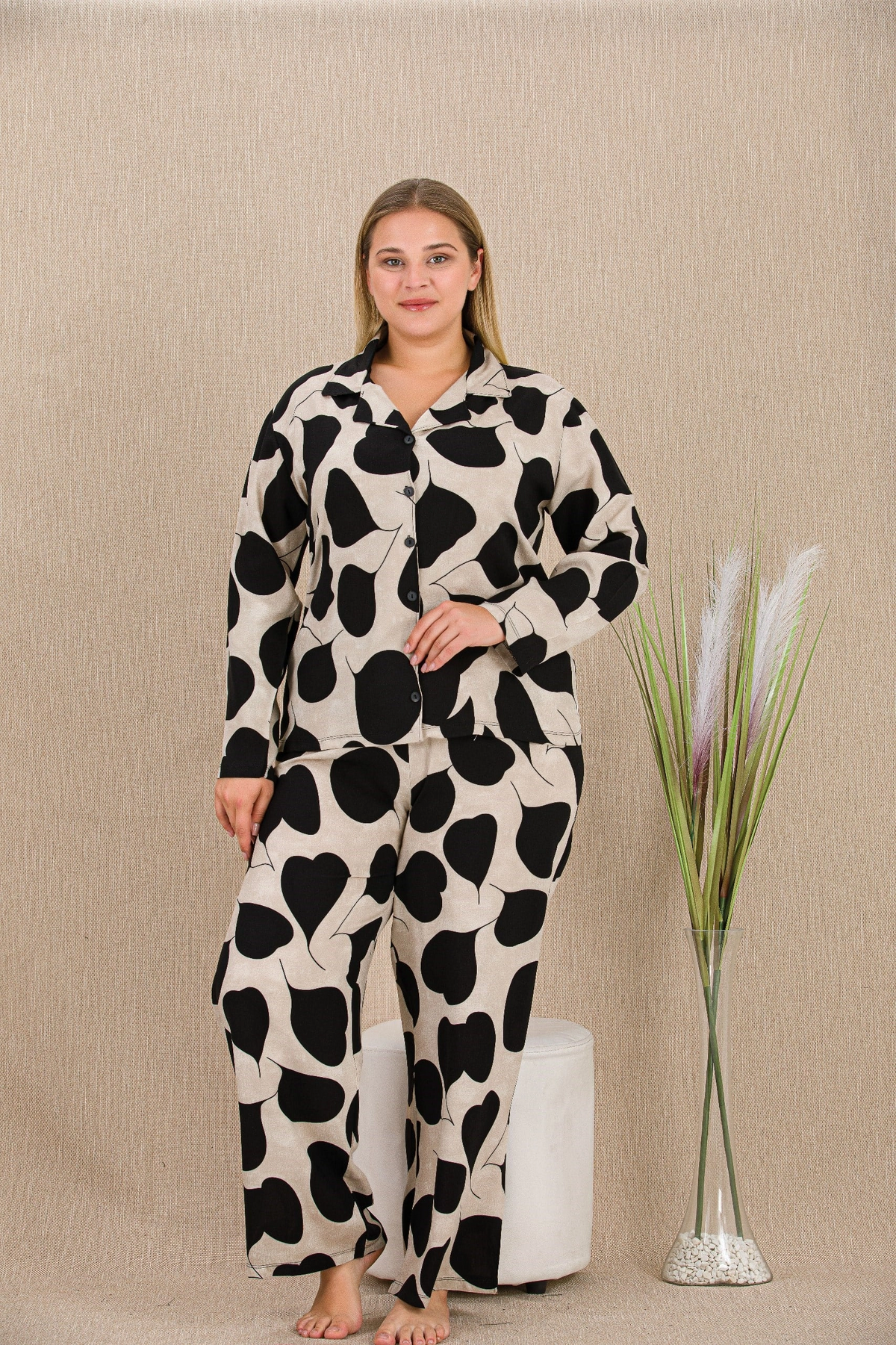 Büyük Beden Beyaz Kalp Desenli Düğmeli Uzun Kol Viskon Pijama Takımı - Siyah - KLBN31185