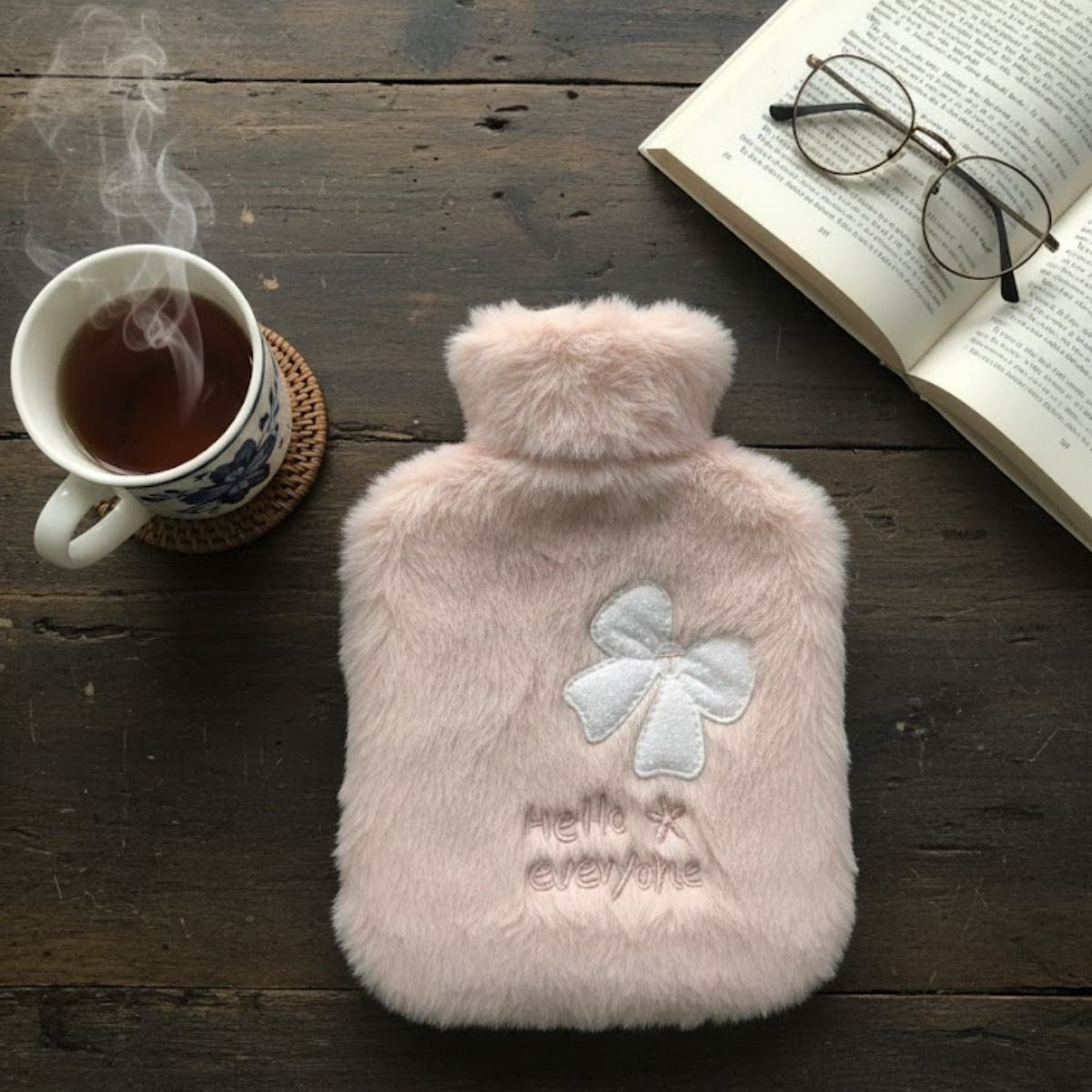 Hello Everyone Yazılı Kurdeleli Pembe Peluş Sıcak Su Torbası 1 Lt – Yumuşak Kılıf, Uzun Süre Sıcak Tutan Termal Su Torbası (4887)