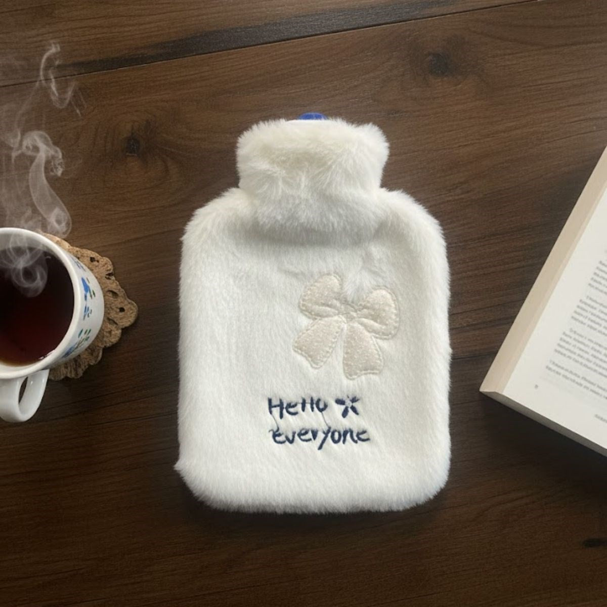 Hello Everyone Yazılı Kurdeleli Beyaz Peluş Sıcak Su Torbası 1 Lt – Yumuşak Kılıf, Uzun Süre Sıcak Tutan Termal Su Torbası (4887)