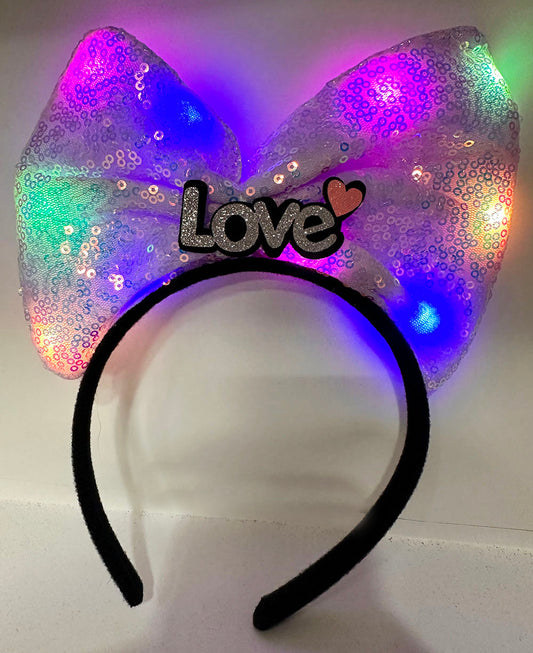 Led Işıklı 3 Farklı Fonksiyonda Yanan Gümüş Love Yazılı Lila Fiyonk Taç 20X17 cm (4887)