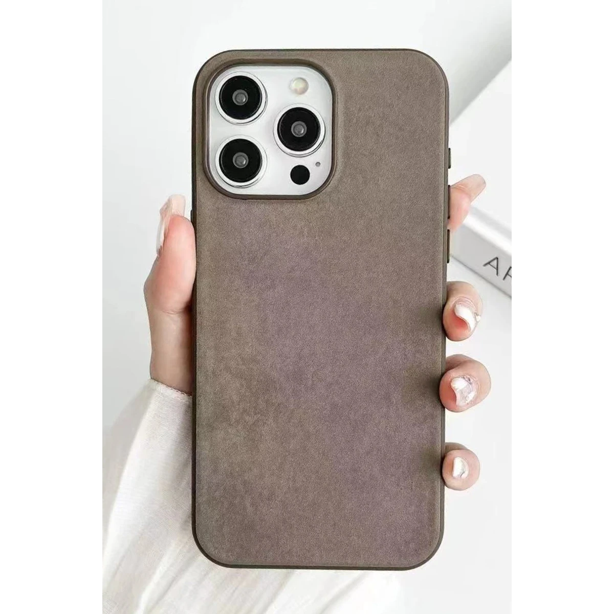 Apple iPhone 15 Pro Kılıf Karen Magsafe Kapak - Kahverengi