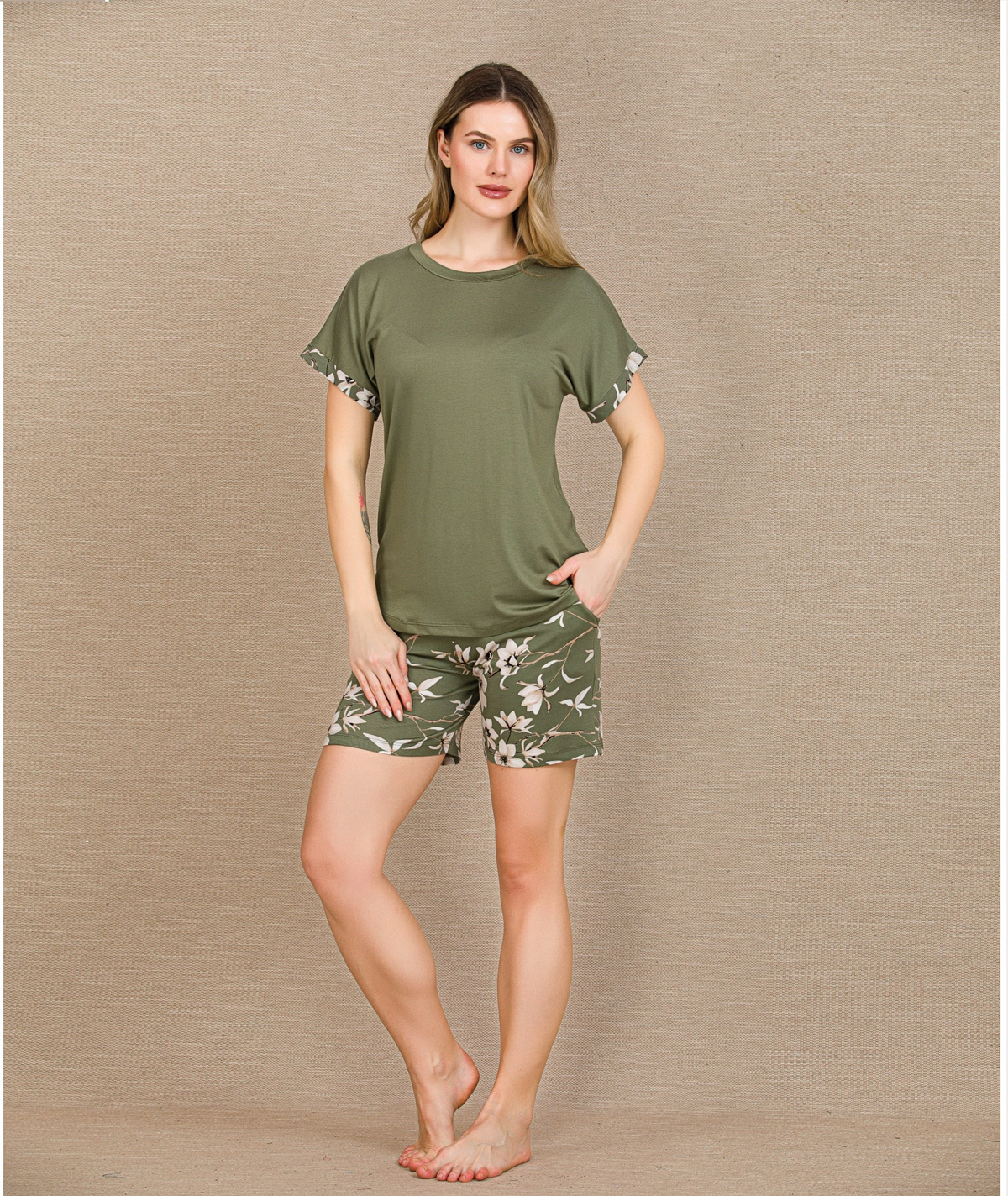 Şık Tasarım Çiçek Desenli Şortlu Kısa Kol Viskon Pijama Takımı - Yeşil - KLBN31270