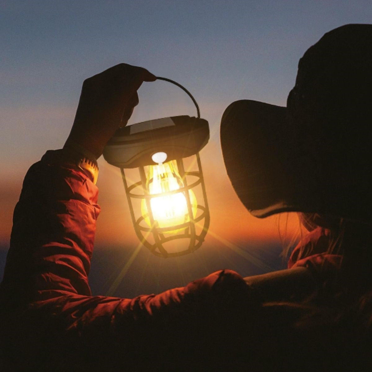 Solar Kamp Feneri – Güneş Enerjili, Otomatik Şarj ve Gece Işığı, Taşınabilir ve Asılabilir LED Dış Mekan Lamba (4887)